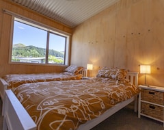 Hotel Ligar Bay Modern 3 Bed Bach - Sea View, Free Wi-fi And Linen/towels (Pohara, New Zealand)