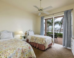 Khách sạn Martinique Court - 5-bedroom Waterfront Home! (Đảo Marco, Hoa Kỳ)