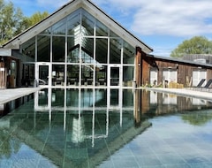 Cijela kuća/apartman Lakeside Villa With Hot Tub On The Roof Terrace And Direct Lake Access. (Chippenham, Ujedinjeno Kraljevstvo)
