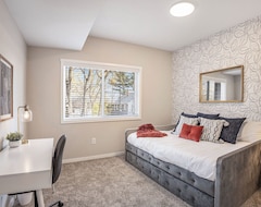Toàn bộ căn nhà/căn hộ Ne Gr New Two Bedroom Apartment- King Bed Ensuite (East Grand Rapids, Hoa Kỳ)