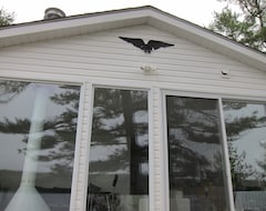 Koko talo/asunto Eagle: Spectacular View In Modern House, Feet From Wilderness Lake (Godfrey, Kanada)