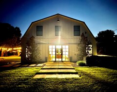 Entire House / Apartment Fixer Uppers Barndominium Available To Enjoy! (Waco, USA)