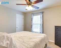 Hele huset/lejligheden Charming North Charleston Townhome - Pets Welcome! (North Charleston, USA)