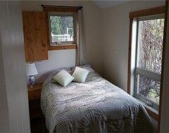 Hele huset/lejligheden Queens Bay Lakefront Cottage (Kootenay Bay, Canada)