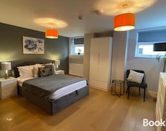 Koko talo/asunto West Midlands-2 Double Bed Room Apartment (Dudley, Iso-Britannia)
