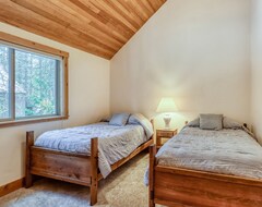 Entire House / Apartment Cozy, Light-filled Cabin W/ Shared Pool, Hot Tub, Sport Courts & High-speed Wifi (Camp Sherman, USA)