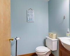 Koko talo/asunto Beautiful Home On Bass Lake -accommodates 16 (Lake Ann, Amerikan Yhdysvallat)