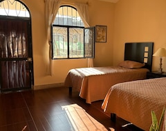 Casa/apartamento entero Entire Colonial Home With Private Parking - 6 Min Drive To Centro (Zapotlanejo, México)