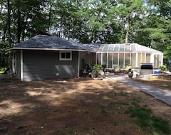 Entire House / Apartment Newly Renovated Lake House, Fenced In Home On Duck Lake, Pontoon, Pet Friendly (Interlochen, USA)