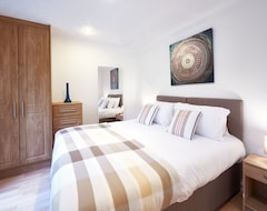 Hele huset/lejligheden Spacious 6 Bedroom - 5 Bathroom Home With Superfast Broadband And Full Sky (Milton Keynes, Storbritannien)