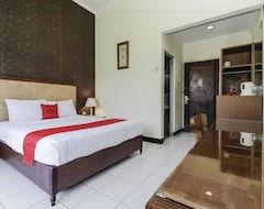 Hotel RedDoorz Plus near Grage City Mall (Cirebon, Indonesia)