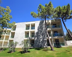 Khách sạn Crvena Luka Resort (Biograd na Moru, Croatia)