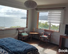 Bed & Breakfast BuenaVida Hostel, Habitación amplia con baño en suite y vista al mar (Valdivia, Chile)