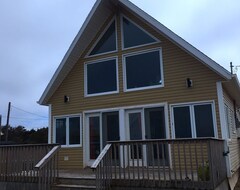 Hele huset/lejligheden Beautiiful, Oceanfront, Chalet With Spectacular Sunset Views & Miles Of Beach To Roam (Mount Stewart, Canada)