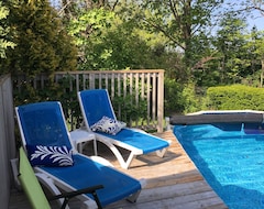 Entire House / Apartment Spectacular Views With Pool In Town Minutes To The Beach (Vittoria, Canada)