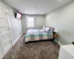 Toàn bộ căn nhà/căn hộ Charlies By The Bay Downtown 2 Bedroom (New Baltimore, Hoa Kỳ)