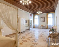 Koko talo/asunto Luxury Apartment Pesaro Papafava (Mestre, Italia)