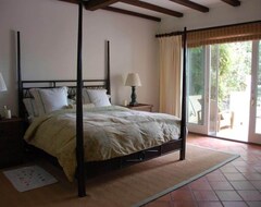 Hotel Luxury Vineyard Guest House with Amazing Views, Pool, Tennis! (Calistoga, USA)