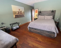 Entire House / Apartment Grafton Getaway @ Overlook Lodge - An 8,000 Sq Foot Home On 33 Acres & Sleeps 33 (Saint Charles, USA)