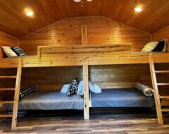 Hele huset/lejligheden Up Lakefront Cabin On Warm Inland Lake Across The Street From Lake Superior (Brimley, USA)