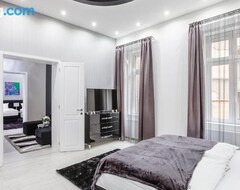 Hotel Address Residences Dubai Opera: Luxury 3 BR Serviced Apartment - First Tenant (Budapest, Hungary)