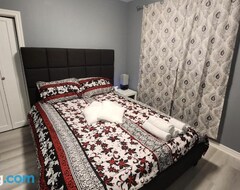 Toàn bộ căn nhà/căn hộ Two Bed Room Adorable Apartment (Chatham, Canada)