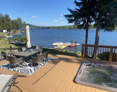 Hele huset/lejligheden Beautiful modern house on Deka Lake with private dock and hot tub. (Bridge Lake, Canada)