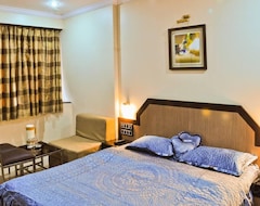 Otel Classic Accommodations w/ Resort Pool, Spa, Bonfire & Sunset Viewing (Lonavala, Hindistan)