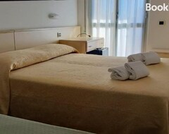 Khách sạn Hotel Holiday (Giulianova, Ý)