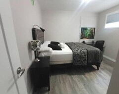 Koko talo/asunto New, Cozy, One Bedroom Guest Suite. (Regina, Kanada)