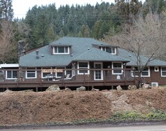 Entire House / Apartment Historic Lodge Across The Street From The Umpqua River (Idleyld Park, USA)