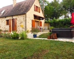 Toàn bộ căn nhà/căn hộ Gîte On The Edge Of The Wood, House With Jacuzzi (Frayssinet-le-Gélat, Pháp)