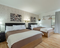 Khách sạn Poolside King Suite With Kitchenette (Qualicum Beach, Canada)
