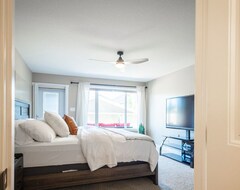 Casa/apartamento entero Luxury Retreat | Sleeps 12 | Ac, Patio | 5min Yql (Lethbridge, Canadá)
