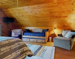 Cijela kuća/apartman Rustic Dog-friendly Cabin With Fireplace, Open Layout, Grill, W/d, & Firepit (Aledo, Sjedinjene Američke Države)