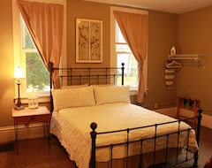 Entire House / Apartment Relax In History At Bell Tower Suites! (St. Clair, USA)