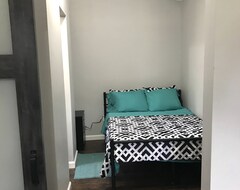 Entire House / Apartment Beautiful Single Bedroom Cabin (Twin City, USA)