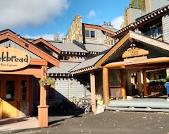 Khách sạn Whistler Creek Lodge (Whistler, Canada)