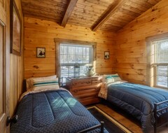 Entire House / Apartment New 3 Bedroom Log Cabin Nestled In The Woods Surrounded With Wildlife. (West Union, USA)