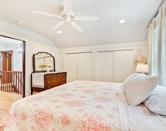 Hele huset/lejligheden Lovingly Restored, Historic Home On 160 Acres W/ Game Room & Dock! (Presque Isle, USA)
