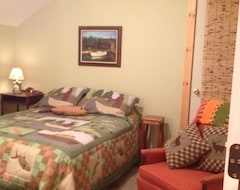 Entire House / Apartment Cozy Lake Front Adirondack Cottage at a Great Price (Keene, USA)