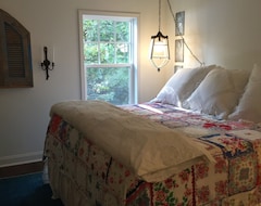 Entire House / Apartment Luxury Guesthouse In The Woods (Newark, USA)