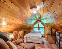 Entire House / Apartment Authentic Log Cabin In A Park-like Setting. Just Minutes From Rock House (Laurelville, USA)