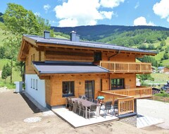 Toàn bộ căn nhà/căn hộ Built in 2015, luxurious chalet right next to the piste and lift in Saalbach (Saalbach, Áo)
