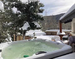 Toàn bộ căn nhà/căn hộ Cheerful Chalet With Hot Tub! Sweeping Views, Close To Town And Trails! (Evergreen, Hoa Kỳ)
