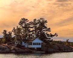 Toàn bộ căn nhà/căn hộ Cozy Cabin On A Private Island With Amazing Views & Great Fishing Spot!!! (Birch Island, Canada)