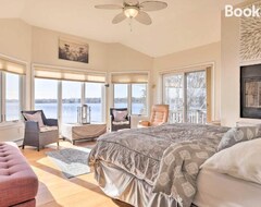 Hele huset/lejligheden Home On Greenhill Pond With Panoramic Views And 3 Decks (South Kingstown, USA)