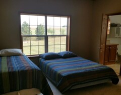 Entire House / Apartment Country Peace And Quiet - Perfect For Reunions, Retreats And More. Pet Friendly (Pretty Prairie, USA)