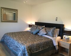 Entire House / Apartment Wallace Coastal Retreat 7 Bedrooms Sleeps 1-18 8 Person Hot Tub & Swim Pool (Wallace, Canada)
