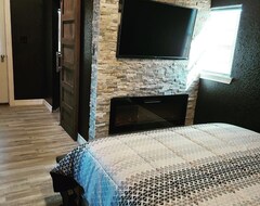 Cijela kuća/apartman Intimate Cabin W/ Custom Shower & Stone Fireplace - Right By The River! (Lake Jackson, Sjedinjene Američke Države)